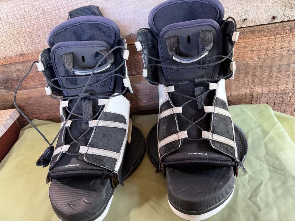 Hyperlite Standard: Fits US sizes 8.5 to 13. Wakeboard Bindings